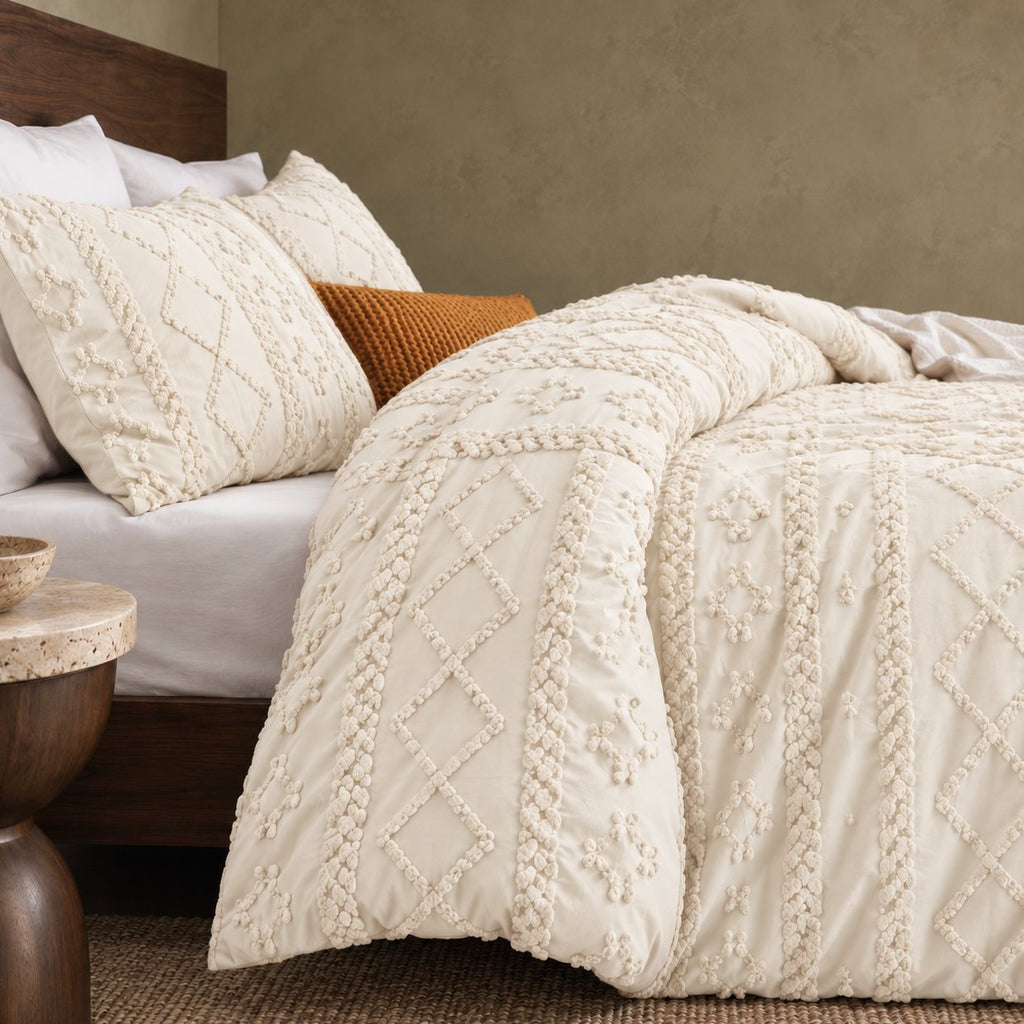 Tufted comforter detail, Ivory